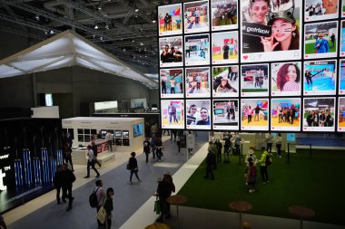 Berlin, Almanya - 10 Eylül 2019: IFA veya Uluslararası Funkausstellung, tüketici elektroniği ve ev aletleri fuarı sırasında Samsung sergi standında gezinen insanlar
