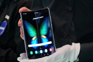 Berlin, Almanya - 10 Eylül 2019: Galaxy Pold 5G, Samsung 'un ilk katlanabilir akıllı telefonu