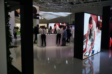 Berlin, Almanya - 10 Eylül 2019: IFA veya Uluslararası Funkausstellung, tüketici elektroniği ve ev aletleri fuarı sırasında sergilenen yerlerde dolaşan insanlar
