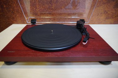 Berlin, Almanya - 10 Eylül 2019: Teac TN-180BT Bluetooth Turntable