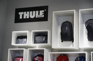 Berlin, Almanya - 10 Eylül 2019: Thule sergi standı sırt çantaları ve çantalarla dolu. Thule Group AB, açık hava ve ulaşım ürünleriyle ilgili bir marka koleksiyonunun sahibidir.