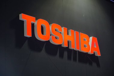Berlin, Almanya - 10 Eylül 2019: Toshiba Şirketi logosu, Japon çokuluslu holdingi. Çeşitli ürün ve hizmetleri arasında bilgi teknolojisi ve iletişim sistemleri yer almaktadır.