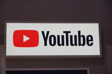 Berlin, Almanya - 10 Eylül 2019: Youtube logosu. YouTube, üç eski PayPal çalışanı tarafından oluşturulan bir Amerikan video paylaşım sitesidir. Google siteyi Kasım 2006 'da satın aldı