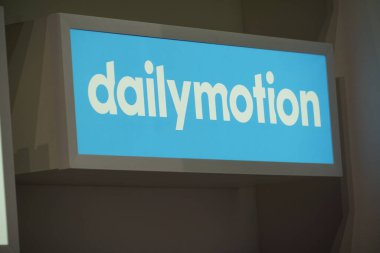 Berlin, Almanya - 10 Eylül 2019: Dailymotion Logosu, Fransız video paylaşım teknolojisi platformu ağırlıklı olarak Vivendi 'ye ait