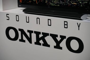 Berlin, Almanya - 10 Eylül 2019: Onkyo Şirketi 'nin işareti, Japon tüketici elektroniği üreticisi premium ev sineması ve ses ekipmanları konusunda uzmanlaşmış, AV alıcıları da dahil olmak üzere