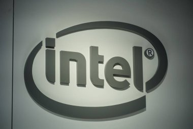 Berlin, Almanya - 10 Eylül 2019: Intel logosu, Amerikan çok uluslu şirket ve teknoloji şirketi