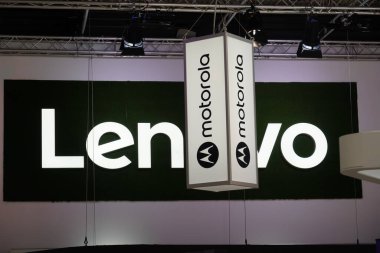 Berlin, Almanya - 10 Eylül 2019: Lenovo ve Motorola Mobilite sancakları, tüketici elektronik şirketleri. Motorola, Çinli teknoloji firması Lenovo 'ya ait bir yan şirket.