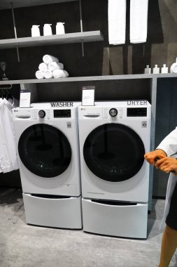 Berlin, Almanya - 10 Eylül 2019: TWINWash, LG çamaşır makinesi, dünyanın ilk ikiz yük makinası, önden doldurulmuş ve en üst yük yıkayıcısı
