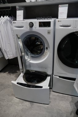 Berlin, Almanya - 10 Eylül 2019: TWINWash, LG çamaşır makinesi, dünyanın ilk ikiz yük makinası, önden doldurulmuş ve en üst yük yıkayıcısı
