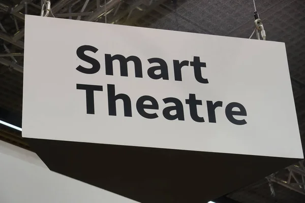 Berlin Niemcy Września 2019 Biały Znaczek Tekstem Pisanym Smart Theatre — Zdjęcie stockowe