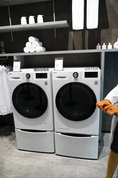 Berlin, Almanya - 10 Eylül 2019: TWINWash, LG çamaşır makinesi, dünyanın ilk ikiz yük makinası, önden doldurulmuş ve en üst yük yıkayıcısı