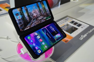 Berlin, Almanya - 10 Eylül 2019: LG G8X çift ekran akıllı telefon