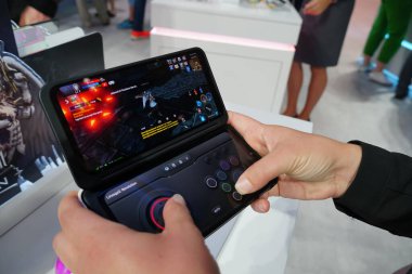 Berlin, Almanya - 10 Eylül 2019: Lineage 2: Revolution, mobil MMORPG oyunu NCSoft lisanslı ve Netmarble tarafından geliştirilmiş