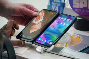Berlin, Almanya - 10 Eylül 2019: LG G8X çift ekran akıllı telefon