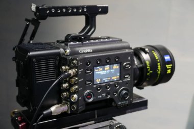 Berlin, Almanya - 10 Eylül 2019: Sony CineAlta Venice profesyonel sinema kamerası, şirketin ilk tam çerçeveli dijital film kamerası sistemi