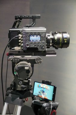 Berlin, Almanya - 10 Eylül 2019: Sony CineAlta Venice profesyonel sinema kamerası, şirketin ilk tam çerçeveli dijital film kamerası sistemi