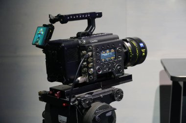 Berlin, Almanya - 10 Eylül 2019: Sony CineAlta Venice profesyonel sinema kamerası, şirketin ilk tam çerçeveli dijital film kamerası sistemi