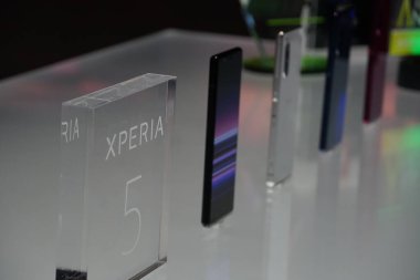 Berlin, Almanya - 10 Eylül 2019: Sony Xperia 5 Android akıllı telefon