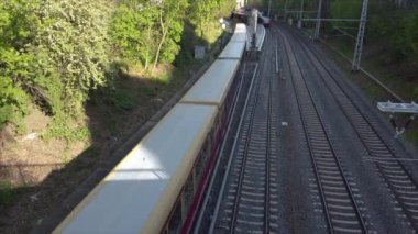 Almanya 'nın başkenti Berlin' in yeşil bir bölgesinden geçen Alman treni.