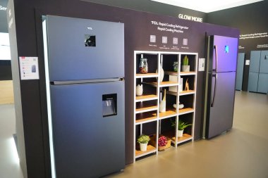 Berlin, Almanya - 10 Eylül 2019: TCL hattı AI x IoT, akıllı buzdolabı ve diğer ev elektronik ürünleri