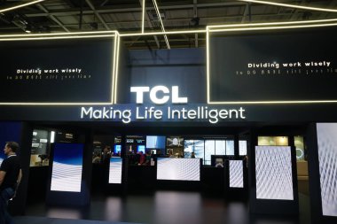 Berlin, Almanya - 10 Eylül 2019: TCL Corporation 'ın imzası, kısmen Çin' e ait çok uluslu elektronik şirketi