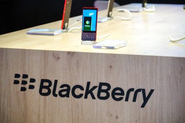 Berlin, Almanya - 10 Eylül 2019: BlackBerry Smartphone bir elektronik mağazasında sergilendi