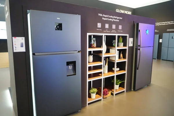 Berlin, Almanya - 10 Eylül 2019: TCL hattı AI x IoT, akıllı buzdolabı ve diğer ev elektronik ürünleri