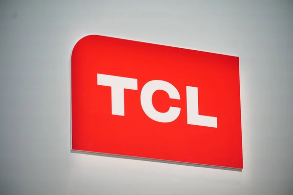 Berlin, Almanya - 10 Eylül 2019: TCL Corporation 'ın imzası, kısmen Çin' e ait çok uluslu elektronik şirketi