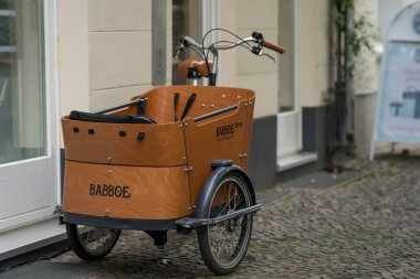 Berlin, Almanya - 29 Nisan 2020: Babboe üç tekerlekli kargo bisikleti