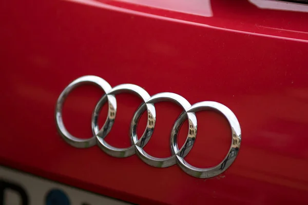 Berlin Niemcy Kwietnia 2020 Godło Firmy Audi Czerwonym Samochodzie Audi — Zdjęcie stockowe