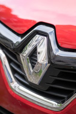 Berlin, Almanya - 29 Nisan 2020: Kırmızı bir arabanın önünde Renault amblemi. Groupe Renault, çeşitli araba ve kamyonetler üreten çok uluslu bir Fransız otomobil üreticisi.
