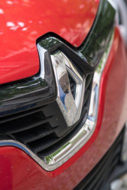 Berlin, Almanya - 29 Nisan 2020: Kırmızı bir arabanın önünde Renault amblemi. Groupe Renault, çeşitli araba ve kamyonetler üreten çok uluslu bir Fransız otomobil üreticisi.
