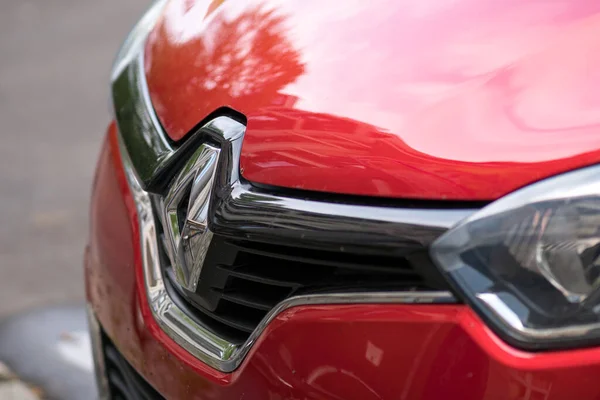 Berlin, Almanya - 29 Nisan 2020: Kırmızı bir arabanın önünde Renault amblemi. Groupe Renault, çeşitli araba ve kamyonetler üreten çok uluslu bir Fransız otomobil üreticisi.