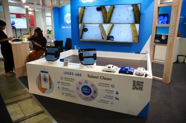 Berlin, Almanya - 10 Eylül 2019: Robot Legee-688 temizlik robotunun sergi standı, ıslak ve kuru yüzeyleri tek başına süpüren ve temizleyen cam temizleme robotu