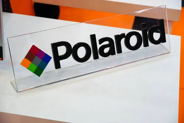 Berlín Alemania Septiembre 2019 Señalización Polaroid Empresa Estadounidense Licenciante Marca — Foto de Stock