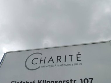 Berlin, Almanya - 2 Mayıs 2020: Steglitz bölgesindeki Charit Hastanesi Kampüsü Girişi. Charit Universittsmedizin Berlin Avrupa 'nın en büyük üniversite hastanelerinden biridir.
