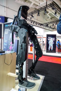 Berlin, Almanya - 10 Eylül 2019: ExoAtlet robotik bacağı, lokomotif bozukluğu olan hastaların alt uzuvlarına rehabilitasyon için tasarlanmış tıbbi dış iskelet