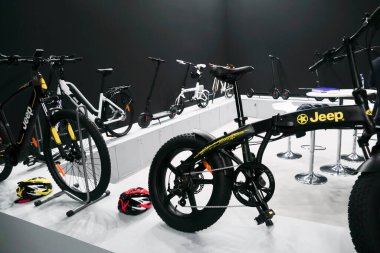 Berlin, Almanya - 10 Eylül 2019: IFA tüketici elektroniği ve ev aletleri fuarı sırasında Jeep e-Bisikleti sunuldu