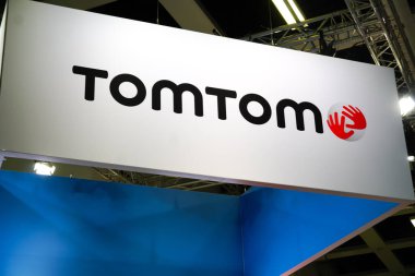 Berlin, Almanya - 10 Eylül 2019: Trafik, navigasyon ve haritalama ürünleri, aksiyon kameraları, GPS spor saatleri ve filo yönetim sistemleri üreten Hollandalı TomTom şirketinin imzası