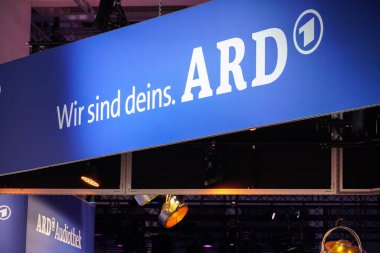 Berlin, Almanya - 10 Eylül 2019: ARD 'nin sergi standı, Almanya' nın bölgesel kamu yayın kuruluşlarının ortak örgütü