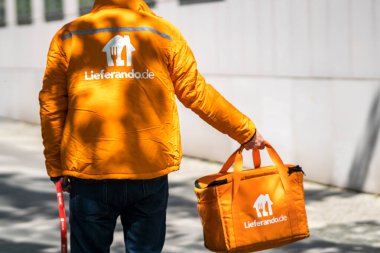 Berlin, Almanya - 9 Mayıs 2020: Lieferando kurye işine geri döndü. Lieferando internet üzerindeki en popüler sipariş platformlarından biridir.