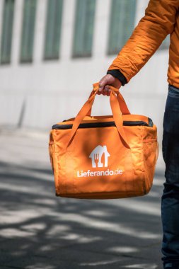Berlin, Almanya - 9 Mayıs 2020: Lieferando teslimat çantası. Lieferando internet üzerindeki en popüler sipariş platformlarından biridir.