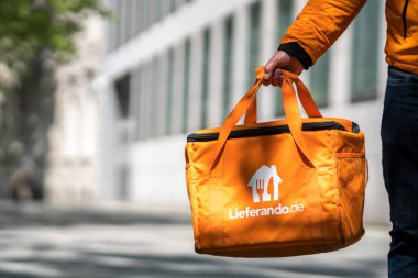 Berlin, Almanya - 9 Mayıs 2020: Lieferando teslimat çantası. Lieferando internet üzerindeki en popüler sipariş platformlarından biridir.