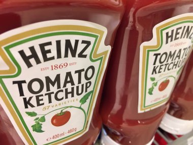 Berlin, Almanya - 3 Nisan 2017 Heinz ketçap. İlk olarak 1876 yılında tanıtılan Heinz Tomato Ketçap, H. J. Heinz tarafından üretilen ketçap markasıdır.)