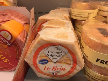Berlin, Almanya - 3 Nisan 2017: Le Brin Fromager d 'Affinois. Fransız çift krem peyniri inek sütünden yapılır, Fromagerie Guilloteau şirketi tarafından üretilir.