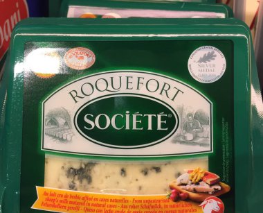 Berlin, Almanya - 3 Nisan 2017 Rokfor peyniri. Rokfor, Fransa 'nın güneyinden gelen bir koyun sütü küflü peyniri.