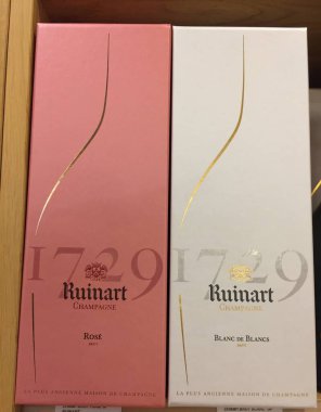 Berlin, Almanya - 3 Nisan 2017: Ruinart şampanya paketleri. Ruinart, 1729 'dan beri şampanya üreten en eski Şampanya evi.