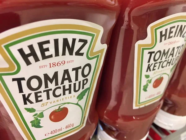 Berlin, Almanya - 3 Nisan 2017 Heinz ketçap. İlk olarak 1876 yılında tanıtılan Heinz Tomato Ketçap, H. J. Heinz tarafından üretilen ketçap markasıdır.)