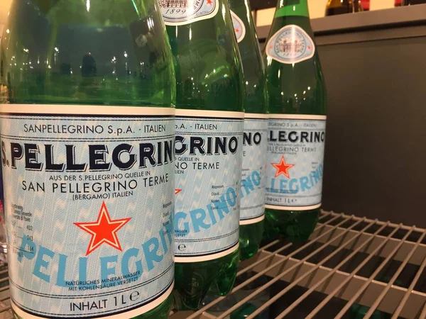 Berlín Alemania Abril 2017 Botellas Agua San Pellegrino Propiedad Nestl — Foto de Stock