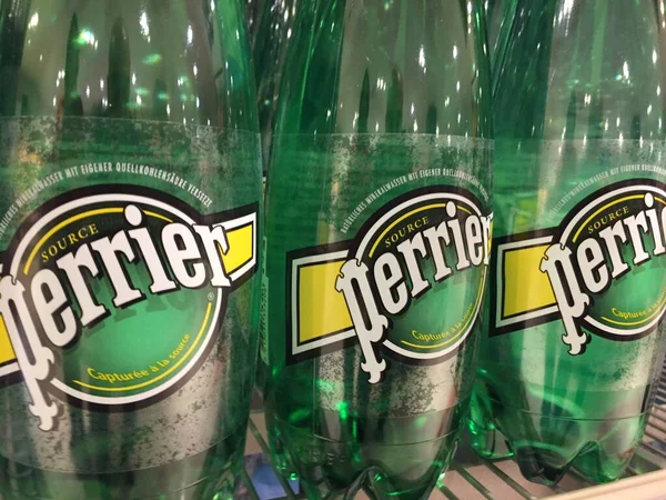 Берлин Германия Апреля 2017 Года Бутылки Воды Perrier Французский Бренд — стоковое фото